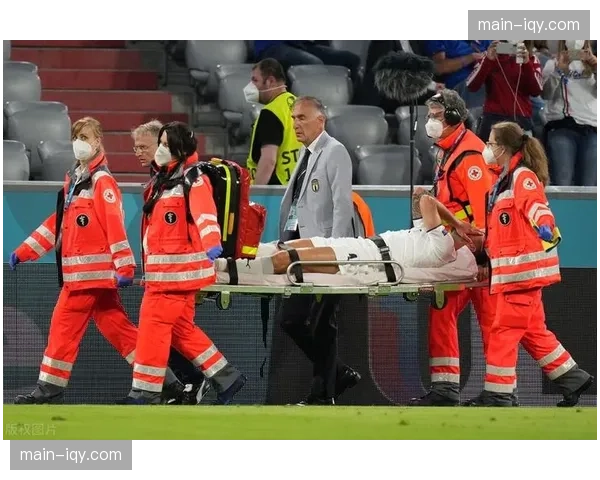 官方:罗马后卫斯皮纳佐拉内收肌轻度拉伤,将缺席两周。 官方:罗马后卫斯皮纳佐拉内收肌轻度拉伤,将缺席两周。