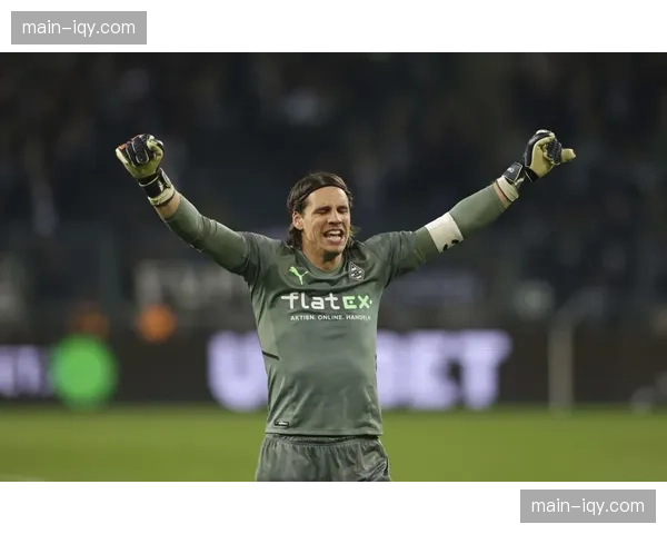 特写：诺伊尔扑出关键点球后，与索默拥抱的瞬间