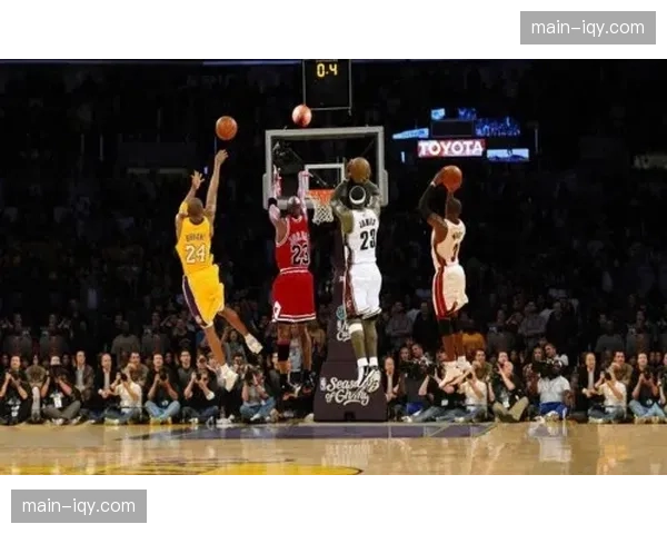 “NCAA赛场特写：北卡大学球员命中压哨绝杀后，现场学生冲入球场庆祝”